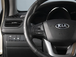Седан Kia Rio 2013 года, 890000 рублей, Омск