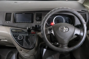 Минивэн Toyota Isis 2010 года, 1039000 рублей, Омск