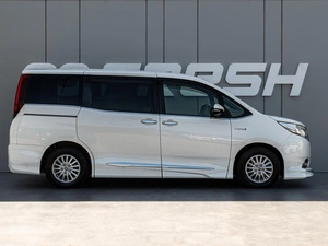 Минивэн Toyota Esquire 2015 года, 2240000 рублей, Краснодар