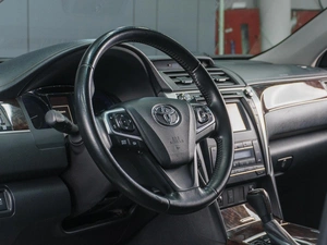 Седан Toyota Camry 2017 года, 2429000 рублей, Сургут