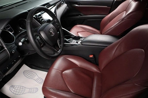 Седан Toyota Camry 2018 года, 2009000 рублей, Оренбург