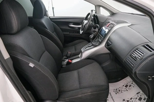 Хетчбэк Toyota Auris 2010 года, 879000 рублей, Красноярск