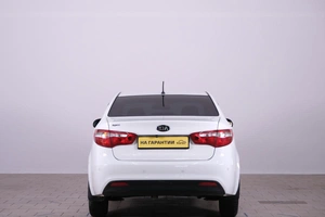 Седан Kia Rio 2014 года, 949000 рублей, Омск