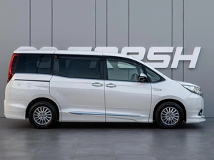 Минивэн Toyota Esquire 2015 года, 2106000 рублей, Краснодар