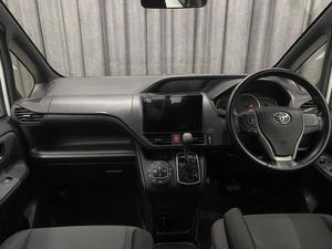 Минивэн Toyota Voxy 2017 года, 2000000 рублей, Красноярск