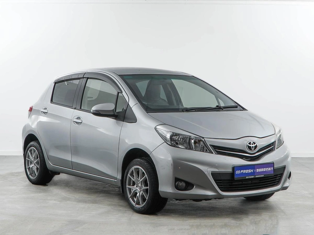 Хетчбэк Toyota Vitz 2012 года, 777077 рублей, Москва