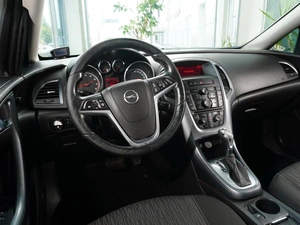 Седан Opel Astra 2013 года, 715000 рублей, Тверь