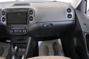 Внедорожник Volkswagen Tiguan 2012 года, 1439000 рублей, Омск