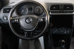 Седан Volkswagen Polo 2010 года, 599000 рублей, Омск