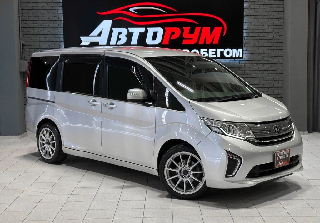 Минивэн Honda Stepwgn 2017 года, 1730000 рублей, Красноярск