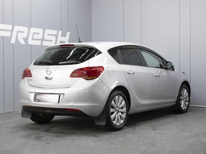 Хетчбэк Opel Astra 2011 года, 640000 рублей, Омск