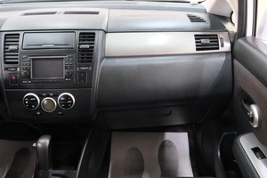 Хетчбэк Nissan Tiida 2013 года, 969000 рублей, Омск