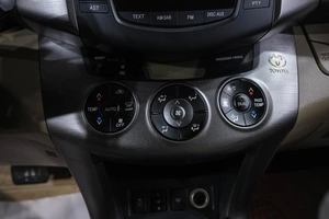 Внедорожник Toyota RAV4 2010 года, 1299000 рублей, Новокузнецк