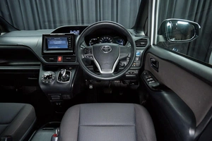 Минивэн Toyota Voxy 2017 года, 2187000 рублей, Красноярск