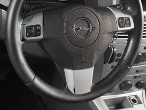 Седан Opel Astra 2013 года, 880000 рублей, Красный Пахарь
