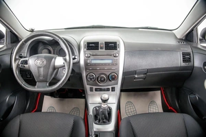 Седан Toyota Corolla 2011 года, 799000 рублей, Пермь