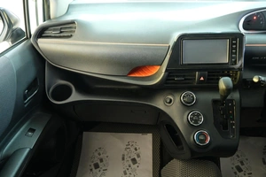 Минивэн Toyota Sienta 2015 года, 1199000 рублей, Омск