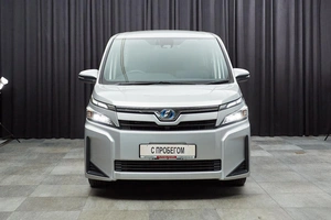 Минивэн Toyota Voxy 2017 года, 2187000 рублей, Красноярск