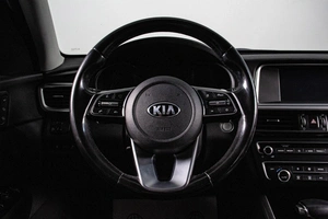 Седан Kia Optima 2018 года, 2379000 рублей, Сургут
