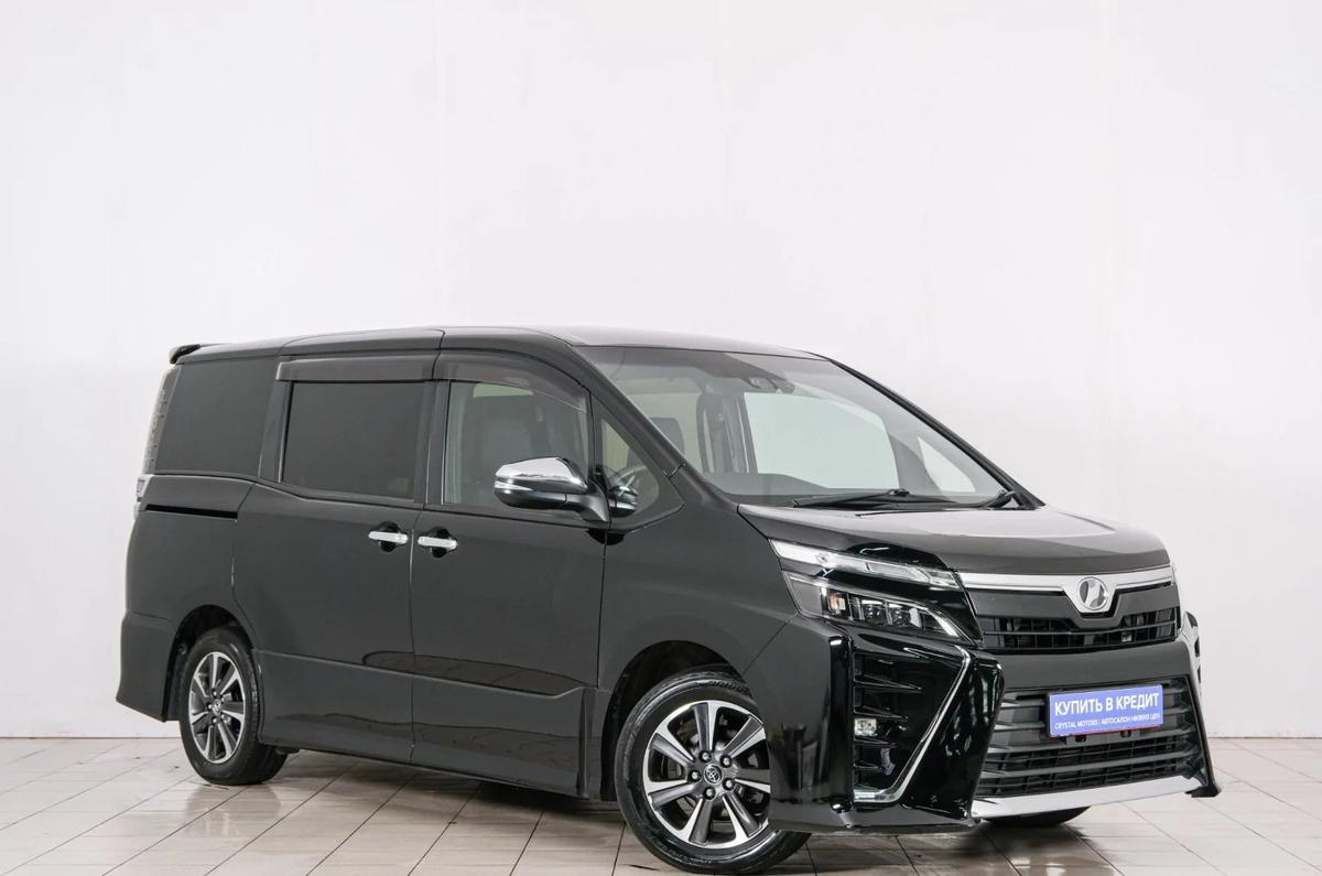 Минивэн Toyota Voxy 2018 года, 1899000 рублей, Красноярск