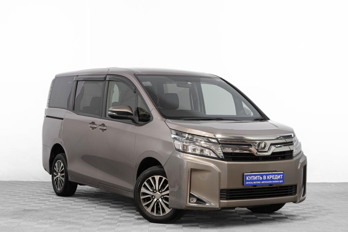 Минивэн Toyota Voxy 2018 года, 1949000 рублей, Барнаул