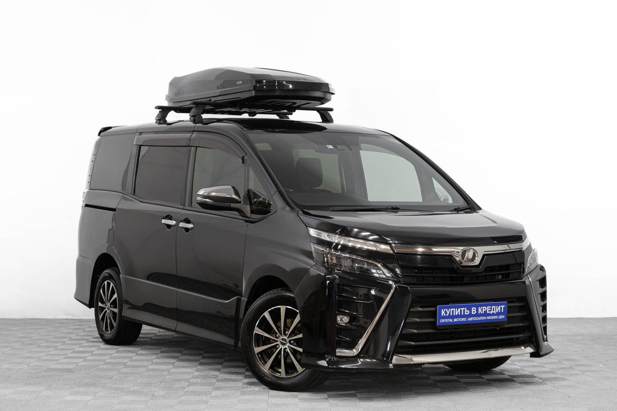 Минивэн Toyota Voxy 2018 года, 2319000 рублей, Барнаул