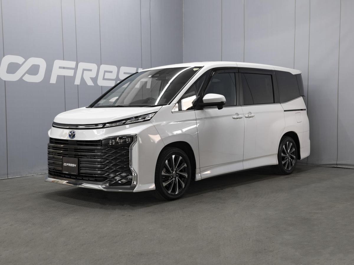 Минивэн Toyota Voxy 2022 года, 4000000 рублей, Омск