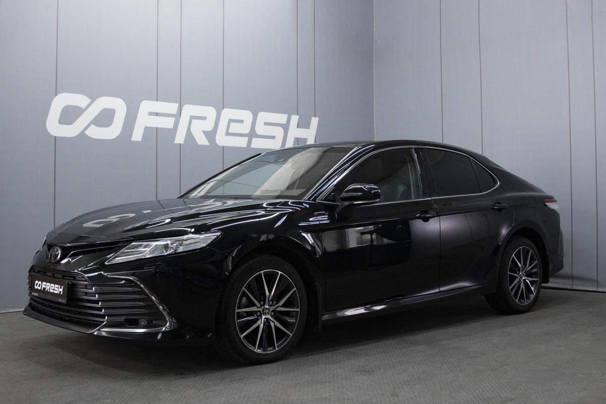Седан Toyota Camry 2022 года, 2850000 рублей, Омск