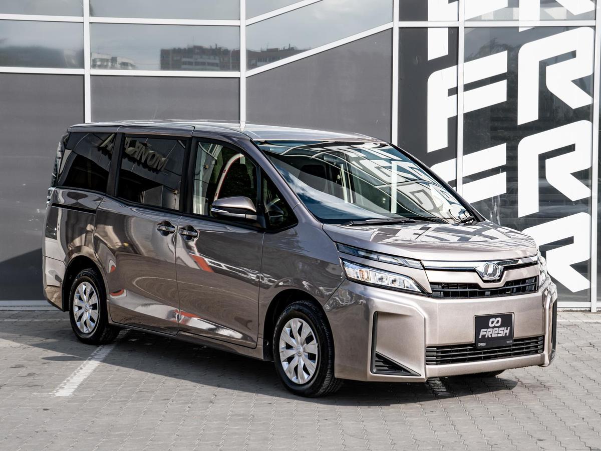 Минивэн Toyota Voxy 2018 года, 2445000 рублей, Краснодар